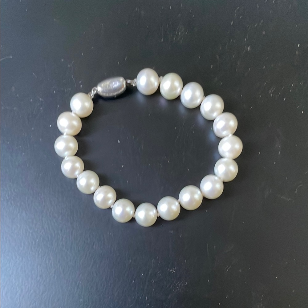 White Freshwater Pearl Bracelet with Lustrous Sheen